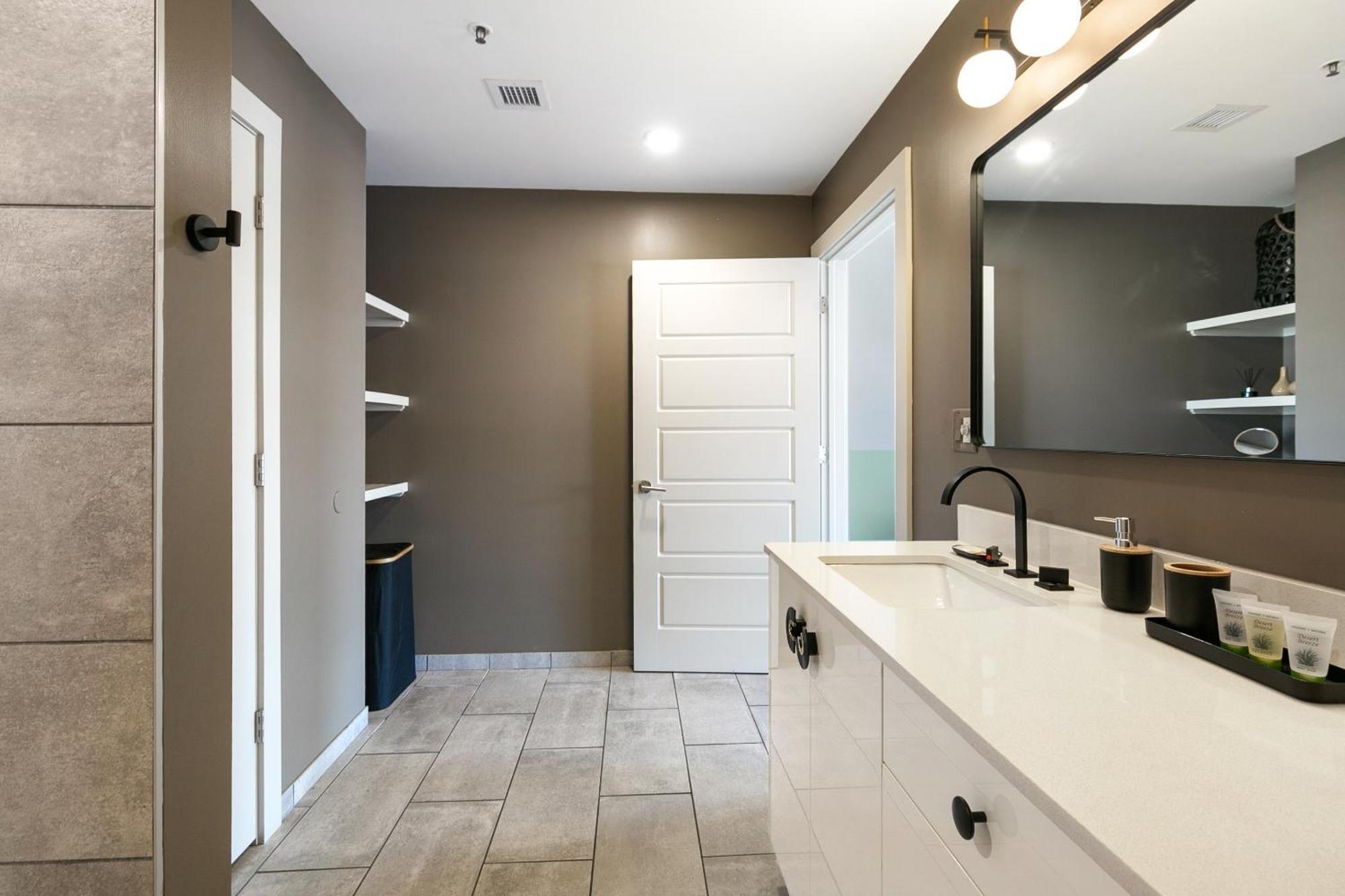 Luxury 2-Bedroom Condo Steps Away From The French Quarter New Orleans Exterior photo