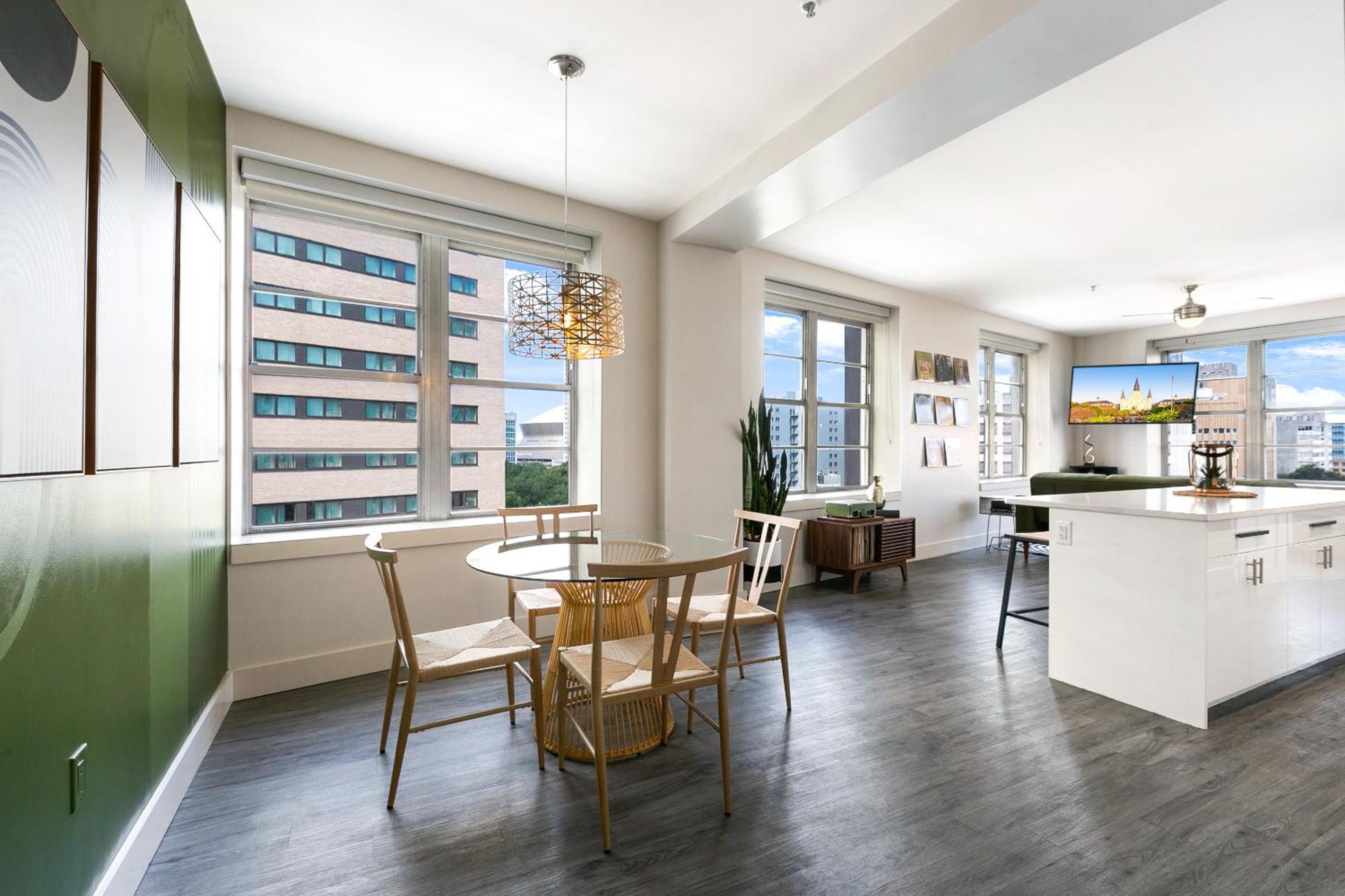 Luxury 2-Bedroom Condo Steps Away From The French Quarter New Orleans Exterior photo